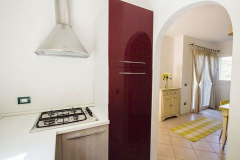 Dit moderne appartement met 2 slaapkamers ligt op 1.3 km van zee bij Baia Sardinia, in een prachtig vakantiecomplex. Het is rustig, ruim en elegant ingericht met meubilair van hoge kwaliteit en omgeven door groen. Je beschikt over een grote gezamenli...