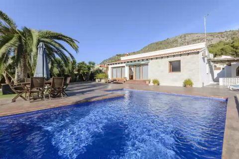 Magnifique maison pour 5 personnes, piscine privée et vue impressionnante sur les montagnes à Alcalalí, Alicante. Cette belle maison est parfaite pour profiter du calme offert par le magnifique paysage de montagne tout en prenant un délicieux petit-d...