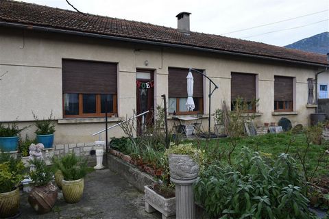Terraced single storey house on 344 m2 of garden, Close to the city center, Comprising of: kitchen with cupboard (21.33m²), living room (22.42m²), 1 bedroom (10.56m²) with en-suite bathroom (3.56 m²) and office (6.24m²), 2 bedrooms (15.16m², 13.86m²)...