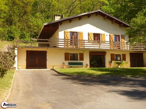 TARN (81) For sale in SAINT MARTIN LAGUEPIE beautiful house of 142m², 7 rooms with double garage and parking. This residence is built on a magnificent wooded plot of 5381m². It is made up of two apartments (separate or not) and offered first floor, a...