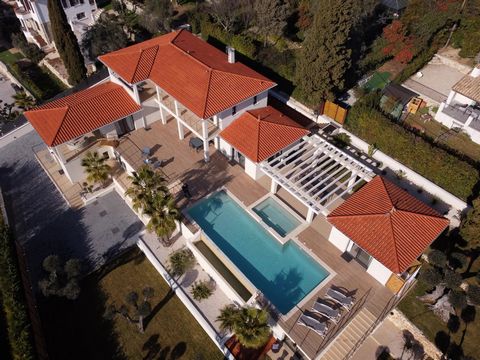 CHATEAUNEUF DE GRASSE Ideaal gelegen dicht bij scholen en attracties, deze prachtige moderne villa van ongeveer 300 m² met hoogwaardige afwerking, licht en in uitstekende staat, is gelegen op een perceel van ongeveer 1600 m² met een overloopzwembad, ...