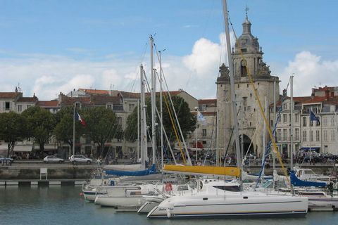 Situé dans la résidence l'Archipel, cet appartement est une adresse idéale pour des vacances ou de city trip réussies à la station balnéaire populaire La Rochelle. La Résidence l'Archipel se trouve à environ 1,4 km du vieux port et à environ 15 minut...
