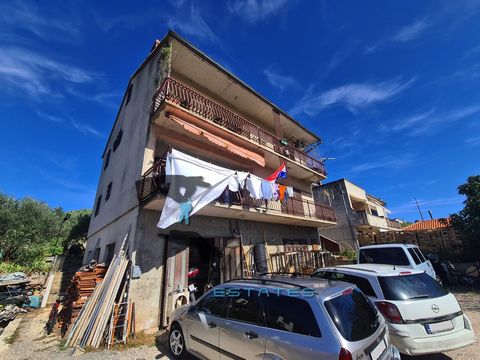 Three-story residential-commercial building with 350 square meters of gross area, on a spacious plot of land, centrally positioned in the large municipality of Bilice, next to Šibenik. The building is in a very solid condition and after a desirable r...