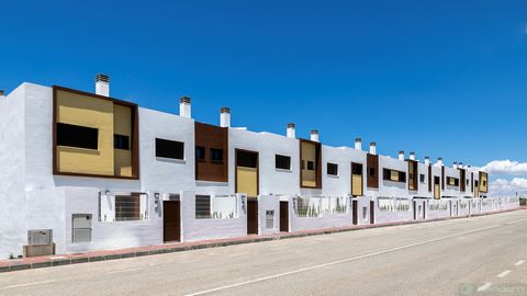 Located in Murcia. Single-family homes with 2, 3 or 4 bedrooms, private garden, underground parking and communal pool. The complex is located in a quiet area with excellent transport links in the heart of the city. The townhouses have large windows o...