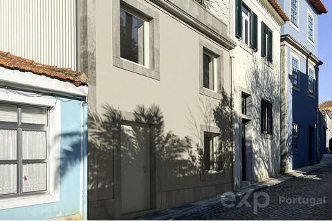 Dom do przebudowy z projektem na Rua Alto de Vila, w Foz Velha w Porto. Powierzchnia działki:144 m2 Powierzchnia realizacji:93.4 m2 Powierzchnia całkowita:259 m2 Z 4 apartamentami, 1 sypialnią, łącznie 6 łazienkami, ogrodem i garażem. Doskonała okazj...