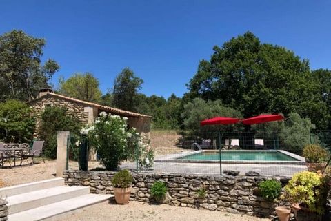 This stylish holiday home in Lacoste has 2 bedrooms and can host up to 6 people. This holiday home has swimming pool, private terrace and free WiFi and is ideal for families. The horse riding is 10 km from the home whereas the tennis court only 8 km ...