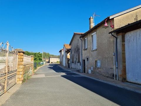 I offer you a townhouse on 2 levels, quiet, between Mâcon and Crèches sur Saône, close to the main roads and the countryside, on the ground floor, you will find an entrance, a concrete cellar with window and a toilet, Upstairs, a kitchen-dining room,...