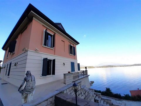 A few minutes from Stresa, we offer a luxurious period villa renovated with fine finishes and located in a fabulous lakefront position. Large internal area and private garden of about 4000 square meters where to place a swimming pool. Built in 1935 a...