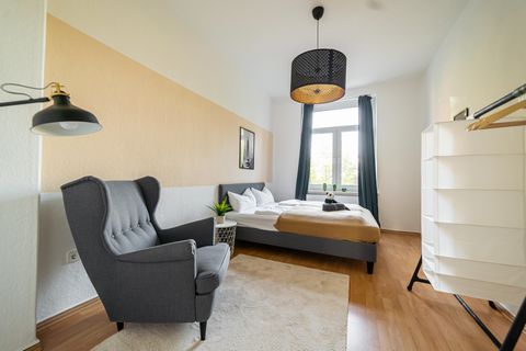 Welcome! This chic 2-bedroom apartment is located in the heart of Magdeburg. The apartment is located in the DG in a modern house in a quiet side street and can be reached by elevator. It offers two separate bedrooms with a 160 bed and two 90 beds. I...