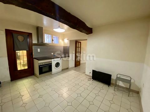 Ref 3957TP: LA MOTTE - Investor or first-time buyer, in the center of the village, close to shops, this small renovated studio is located on the ground floor of a 3-storey village house. With its independent entrance, it is composed of a kitchen, din...