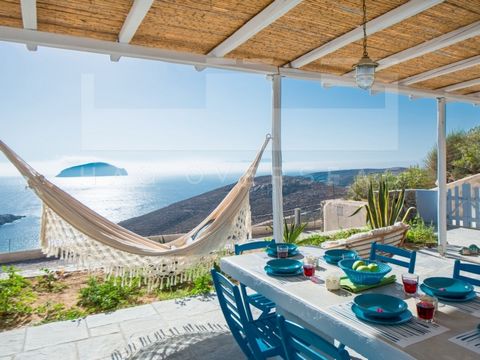 Une magnifique maison à vendre à Agios Sostis Serifos. Profitez de la vie en plein air de l’été grec sur la véranda ombragée, où vous pourrez dîner, vous détendre dans le hamac ou vous émerveiller devant la vue panoramique sur la mer sans fin. L’embl...