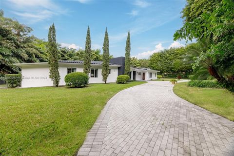 Meticulously remodeled 4,481 SF residence, sits on a 40,075 SF lot in the heart of Coral Gables. Features 4 bedrooms, 3.5-bathrooms, and the serenity of oak and banyan trees. The exceptional split floor plan showcases thoughtfully located and spaciou...