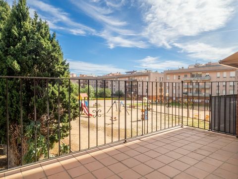 We present this semi-detached house with an exceptional location near the center, Paseo de Catalunya de Torroella and the bus station. At street level you will be surprised by a spacious garage with capacity for at least 2 cars, and a terrace with di...