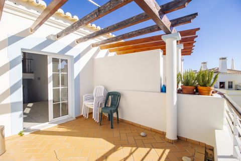This lovely 2 bedroom townhouse, currently under refurbishment, is located in Quinta da Encosta Velha, conveniently close to all amenities of Budens, and just a 5 minute drive to the beautiful Salema beach. Accommodation is spread over 2 split levels...