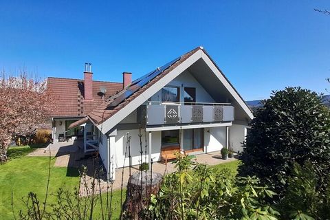 DTV gecertificeerd met 4 sterren: ruime vakantiewoning met balkon en WLAN, licht en vriendelijk ingericht, in het kleine dorpje Sallneck in het uiterste zuidwesten van Duitsland. Geniet van een ontbijt op het gemeenschappelijke terras of ontspan in d...