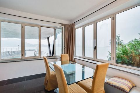 Deze unieke vakantiewoning met 1 slaapkamer ligt pal aan het water van het Lago Maggiore. Het is voorzien van een privéstrand en een aanlegsteiger, en maakt deel uit van een prestigieuze en exclusieve residentie met zwembad in het sjieke Meina. Het m...