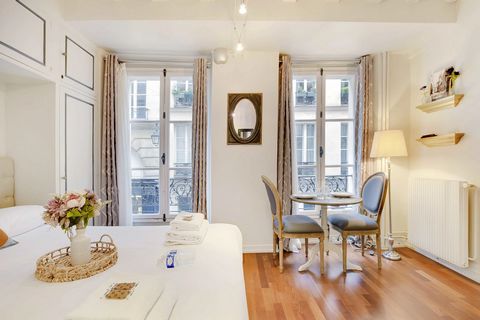 Located in one of the most prestigious areas of Paris, this studio offers a unique living experience in the 7th arrondissement. It is located on the 1st floor without an elevator. Ideally located, this studio offers you privileged access to the hidde...