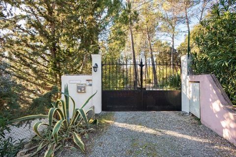 This elegant villa in Bagnols-en-Forêt has a private swimming pool where you can take a refreshing dip. The holiday home has 4 bedrooms that can accommodate a group or a family of 10 people. Although the holiday home is in a quiet location, it is ide...