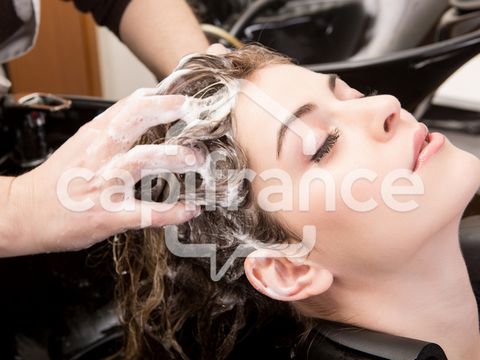 Dpt Hautes Alpes (05), à vendre LA SALLE LES ALPES Salon de coiffure