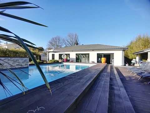 Blanquefort, perfectly quiet 30 minutes from Bordeaux, superb contemporary house. Set on a plot of approximately 1300m2, the house develops side day a huge living room of 80m2 with american kitchen, wine cellar in the ground and lounge area. Large ba...