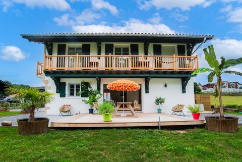 Discover your haven of peace in the heart of the Basque Country! This magnificent recent house is located in Sare, in a charming little Basque village. Composed of four spacious bedrooms, this house is perfect for entertaining your friends and loved ...