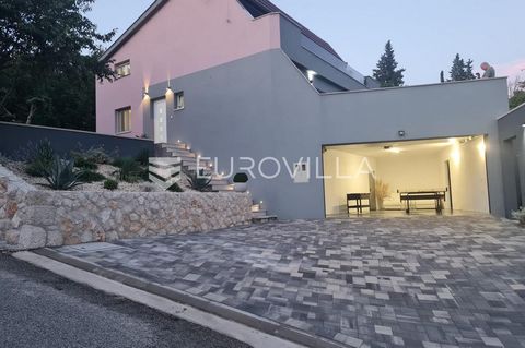 Not far from Imotski, on a hill with a fantastic view, there is this luxurious villa created for complete relaxation. It covers three floors and 220 m2 of gross area on a plot of 641 m2. The open kitchen is fully furnished and integrated into the spa...