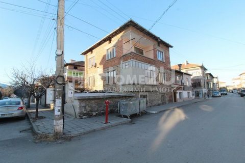 THREE-STOREY DETACHED HOUSE!! BRICK!! GARAGE!! We present to your attention a three-storey brick house in the town of Asenovgrad with a total area of 273 square meters. In the plot with an area of 219 square meters and also a garage of 19 square mete...