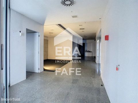 Building with 4 floors ground floor, 2 floors and attic. It is located in the urban center of Fafe in front of the Calvary Garden. I am close to various shops and services: cafes, ready to wear, hotel, court. The distance from the access node to the ...