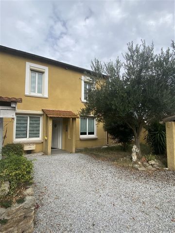 Type 5 house in very good condition with equipped kitchen, office, master bedroom with bathroom on the ground floor, toilet, garage and upstairs 2 bedrooms, large bathroom with bath, shower, and WC . Fully fenced garden of 700 m2 with automated gate,...