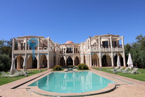 Aan de N9 richting Fez, op 14 km van de Majorelletuin, Prachtige villa met uitzicht op de Atlas, met een majestueuze entree met ontvangstruimte die uitkomt op het zwembad, woonkamer, bar, toilet, ingerichte en uitgeruste keuken, 2 prachtige master su...