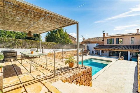 Marratxí. House with pool on a plot of approximately 460m2. The house consists of approximately 220m2 distributed over 2 floors. The ground floor consists of a living room with fireplace and access to the garden, open fitted kitchen, bedroom, bathroo...