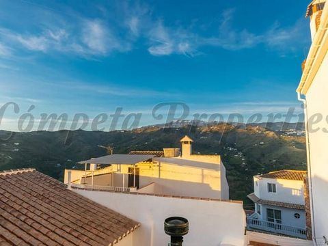 Townhouse in the center of Sayalonga with a huge potential. 5 Bedrooms, 1 bathroom and various others rooms, terraces and patio.