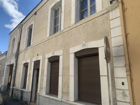 En plein coeur de Saint-Calais, proche des écoles et commerces. Idéal pour un projet de location saisonnière ... Venez découvrir cette maison de ville comprenant au rez-de-chaussée : un grand salon-séjour avec cheminée insert, une cuisine aménagée do...