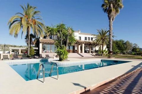Villa in Bennisa Costa (Costa Blanca) with private pool, horse track and 2 km from supermarkets and services. This property is located 8 km from the beach La Fustera, 3 km from Benissa village and 9 km from the centre of Calpe. Alicante airport at 90...