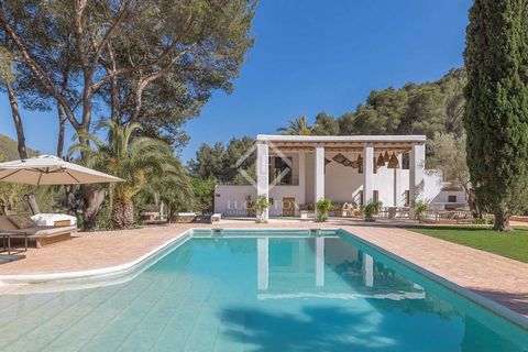 This lovely property is nestled amidst pine forests just beyond Ibiza Town. Drawing from the verdant surroundings, the interiors embrace organic shapes and natural elements. Whitewashed walls and stone floors provide serene, unassuming backgrounds. W...