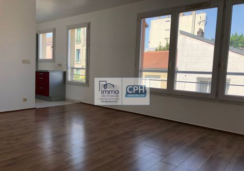 Recent and secure co-ownership. A two-room apartment, comprising: entrance, living room with kitchenette, a bedroom with cupboard, shower room, water-closet. A parking space. Significant potential. Digicode. Close by bus and RER B propels you 10 minu...