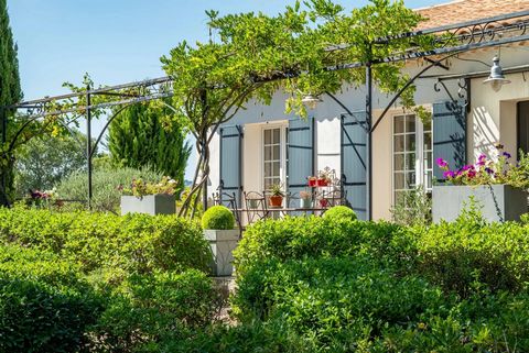 Located just 15 minutes from Aix-en-Provence in a peaceful setting, a 163 m2 house is bathed in natural light, creating a warm and welcoming atmosphere.Accommodation, on the ground floor: a living room with an elegant wood stove, a dining room, a mod...