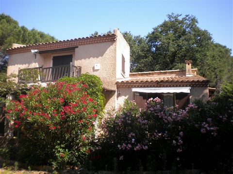 In the town of Rochegude, sale of a villa of approximately 142 m2 built in 1994 on land of approximately 2,000 m2. It consists of an entrance, an independent kitchen, a living room/lounge, two bedrooms, one with a private terrace, a library (converti...