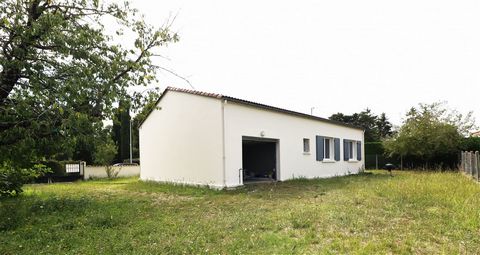 In Charente-Maritime, just a few minutes from Royan and its commercial area, there is a pavilion with three bedrooms and a garden, located in a village offering various local shops. This single-storey, independent pavilion has a spacious living room ...