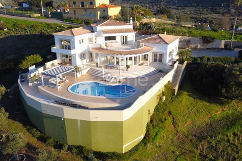 Identificação do imóvel: ZMPT564768 Find your dream retreat in this extraordinary villa, offering panoramic and unobstructed views over Silves, Portimão, and Monchique. With a total area of 332m2, this villa is set on a 1.2-hectare plot, providing mo...