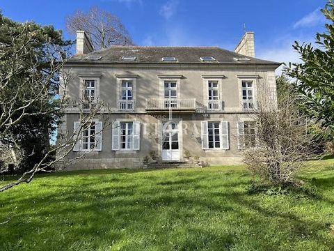 This property located in the city center of LANNION, surrounded by a closed garden of 3500 m², offers undeniable charm. Original parquet floors, beautiful ceiling heights, brightness... these are the characteristics of this master house. The living a...