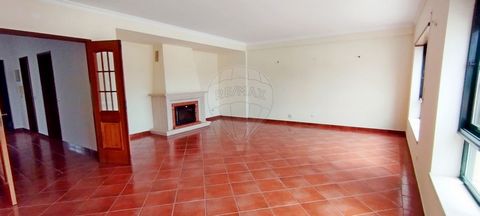 Terraced house T3 Aljubarrota Bank Vestment Property 3 bedroom villa with 210m2, inserted in a subdivision located in Chiqueda – Aljubarrota The property is divided into 3 floors Basement garage with storage, laundry and toilet with capacity for 2/3 ...