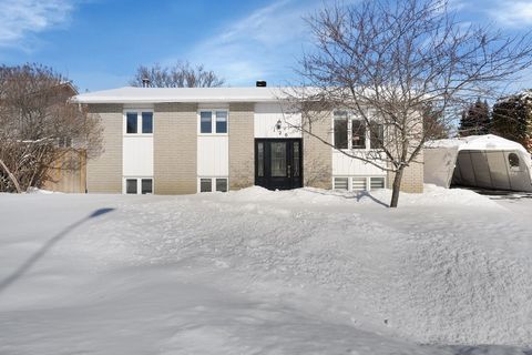 Elegant bungalow, located in a coveted area of Gatineau and in a quiet, family-friendly neighborhood, has 4 bedrooms and 3 bathrooms on a large flat lot sunny all day long. More than $95,000 in up-to-date renovations carried out between 2022-2023, in...