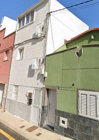 Excellent apartment with one bedroom and one bathroom. It occupies the first floor and the basement of a residential building with three floors above ground, which does not have an elevator. Located in San Cristóbal de la Laguna, province of Santa Cr...