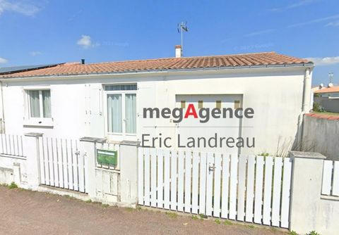 A house near the town of Olonne-sur-Mer. Eric Landreau, megAgence consultant in Les Sables d'Olonne offers you a scalable T3 house on one level, including a kitchen, a dining room, two bedrooms, a large garage of approximately 27 m2 on enclosed land ...