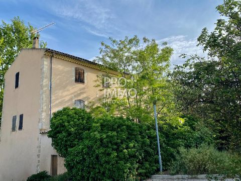 Lambesc, near downtown: this village house of 305 m2 to rehabilitate entirely. South facing, quiet, it offers on its 3 levels of beautiful volumes but requires complete restoration work. It has a garden of 75 m2. Favorite product!