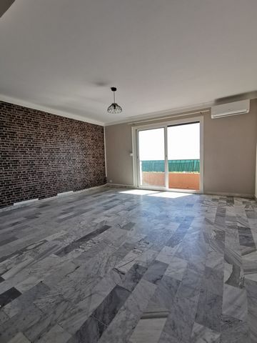For sale exclusively in your agency DESA IMMOBILIER, a T3 apartment of 70 m2 on the 4th and last floor. Composed of an air-conditioned living room of 21 m2 overlooking a balcony facing East of a kitchen and its balcony on the west side, 2 bedrooms an...