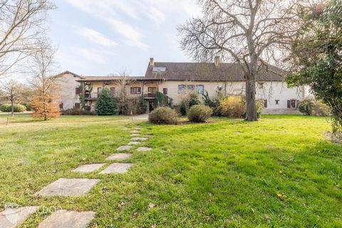Les Dombes, 40 minutes from Lyon Center, 40 mins from Lyon St Exupery airport, 1.40 H from Geneva airport, close to motorways, magnificent location for this spacious 17th century farmhouse, renovated in the authentic style, built in a green setting a...