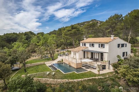 10 minutes from Lourmarin, in a quiet and lovely plot of more than 1.5 hectares, magnificent contemporary property with open views and infinity pool. Very bright and functional, this villa offers 4 bedrooms including 1 suite on the ground floor as we...