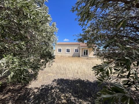 Villa on one level free on 3 sides, on a plot of 1097m2 closed, constructible and divisible. This house of 2012, includes a large living room and a fully equipped kitchen with a central island, overlooking the terrace and a beautiful garden not overl...